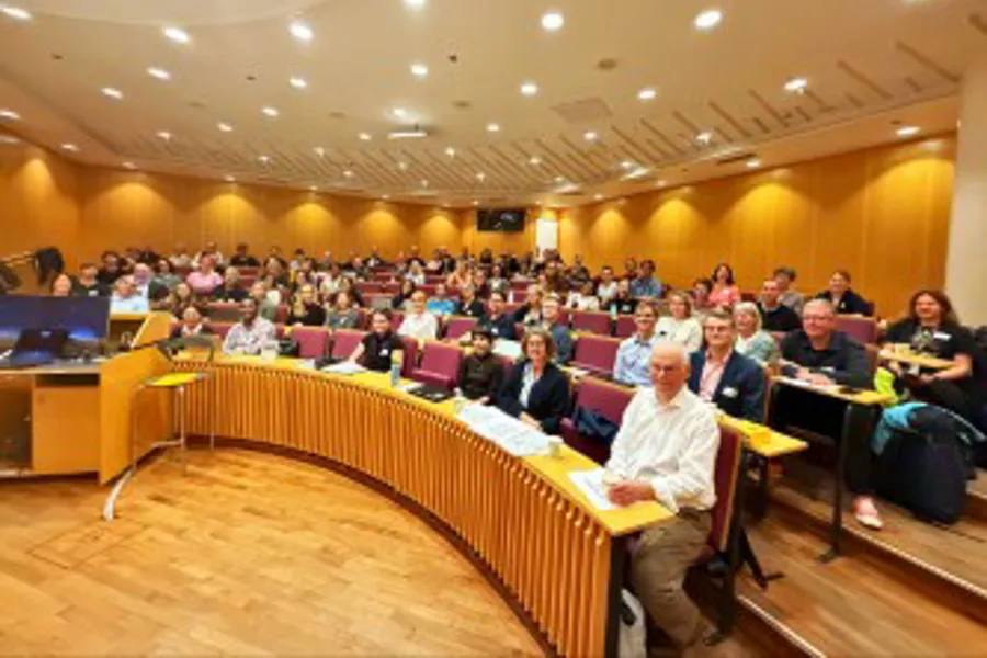 Deltakere på workshop om kunstig intelligens, bilde av mange mennesker i forelesningssal