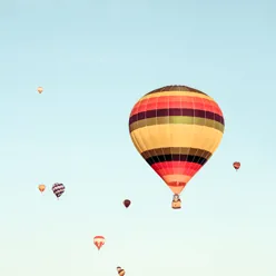 En gruppe varmluftsballonger på himmelen