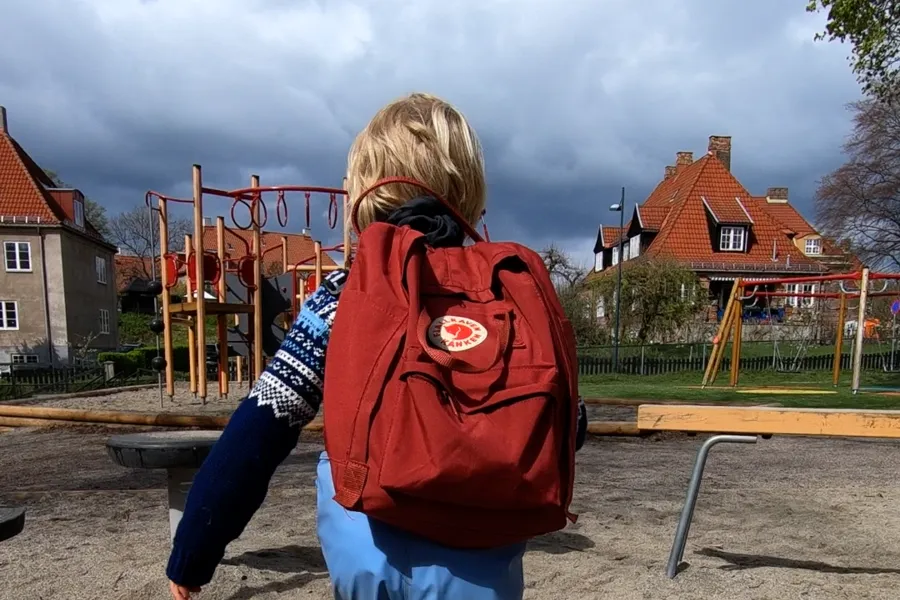 Et barn på vei til skolen