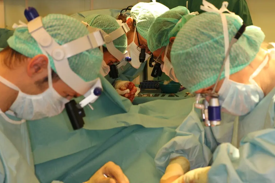 Kirurger som opererer