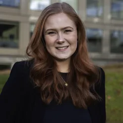 En kvinne som smiler til kameraet