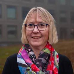 En person som bruker briller og skjerf