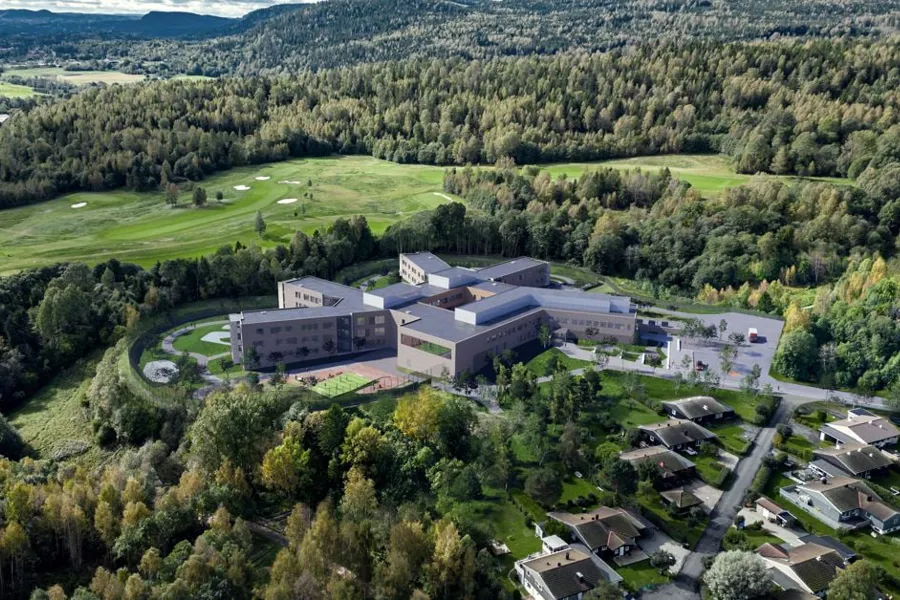 En stor bygning omgitt av trær