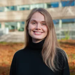 En person som smiler til kameraet