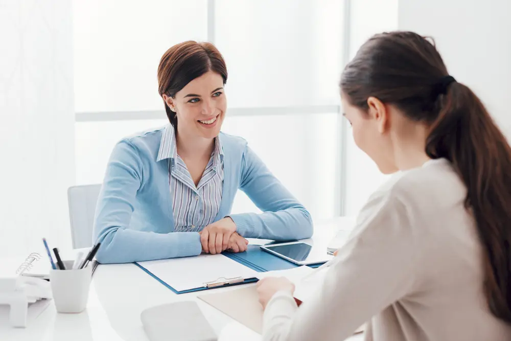 En kvinne og en kvinne som samtaler