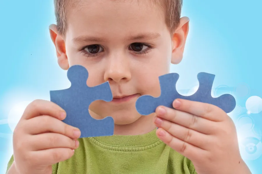 Gutt med puslespillbrikker