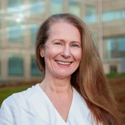 En person med langt hår som smiler