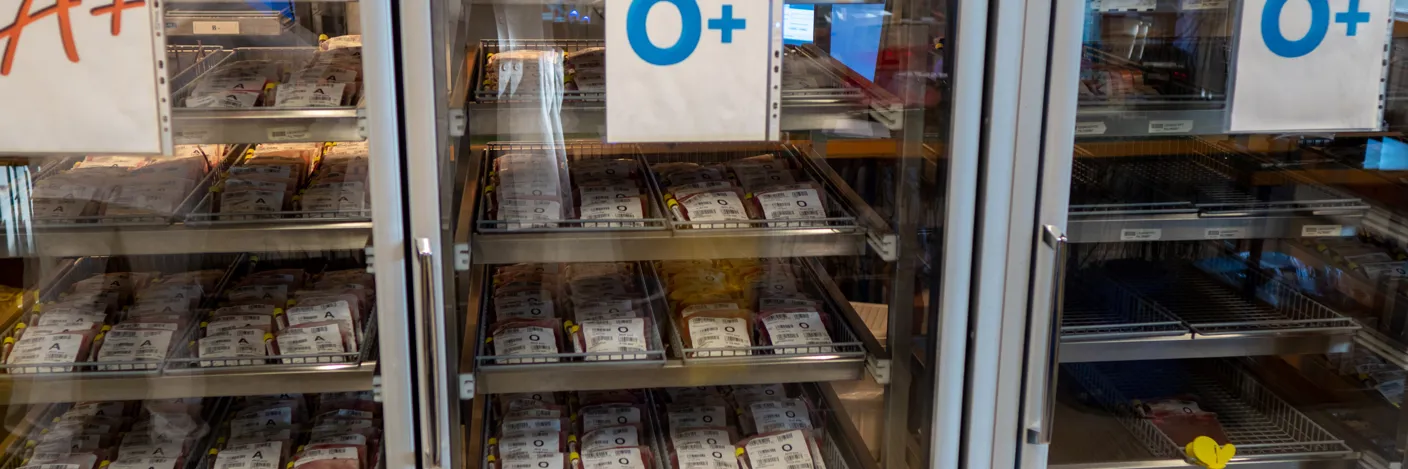 Blodlageret, kjøleskap med glassdører hvor blodposer oppbevares Foto: Lars Petter Devik