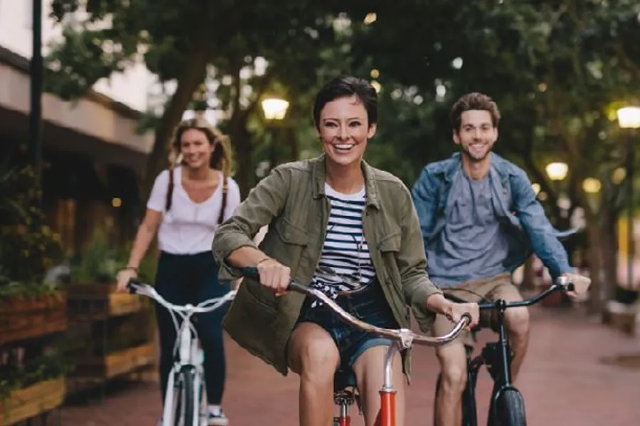 En gruppe mennesker som sykler