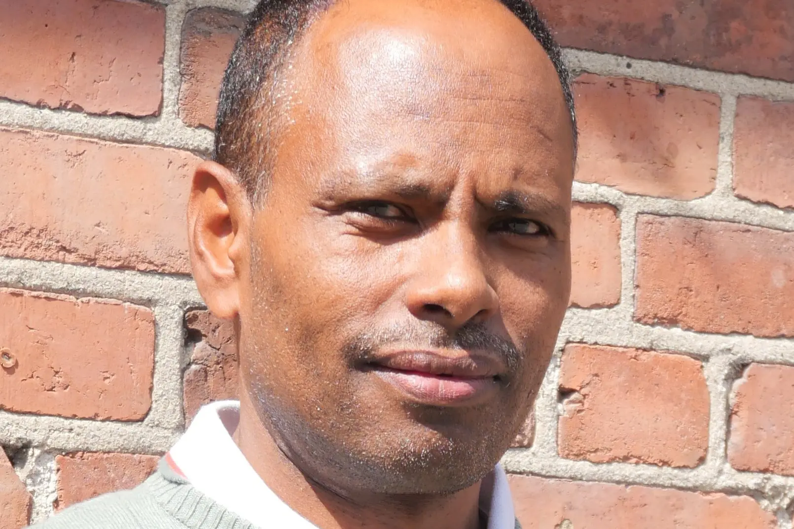 En mann som smiler til kameraet