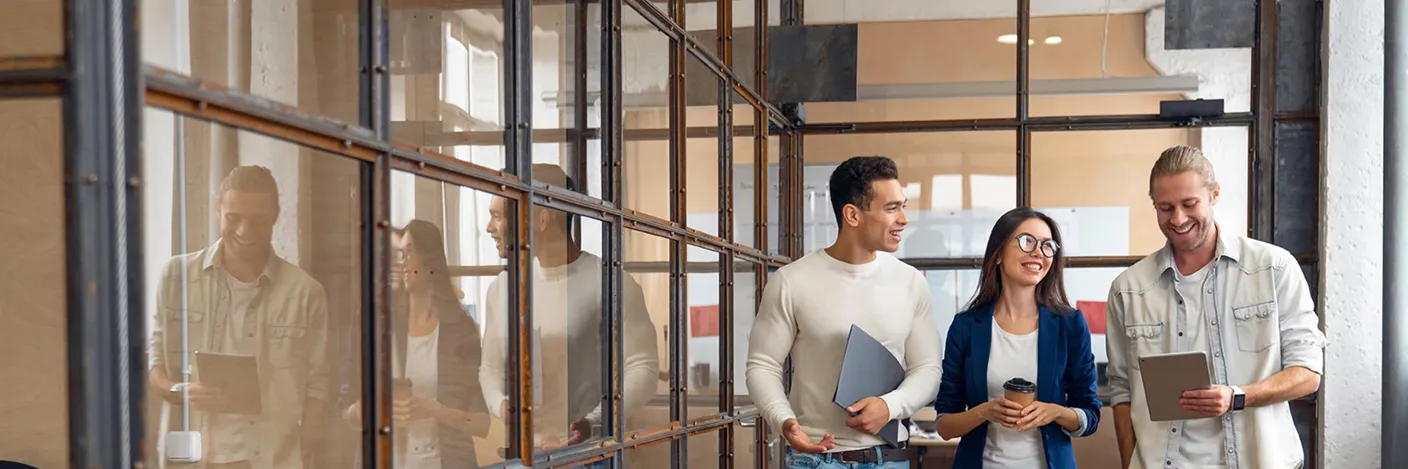 En gruppe mennesker som står i et rom med et vindu