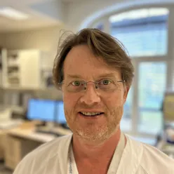 Portrettbilde av Thomas Hermansen i hvitt.