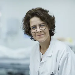 Portrettbilde av Malin Thulesius som smiler i hvitt.