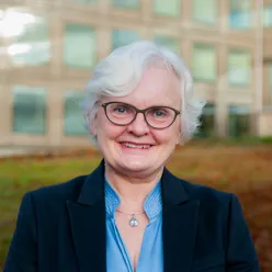 En kvinne med briller