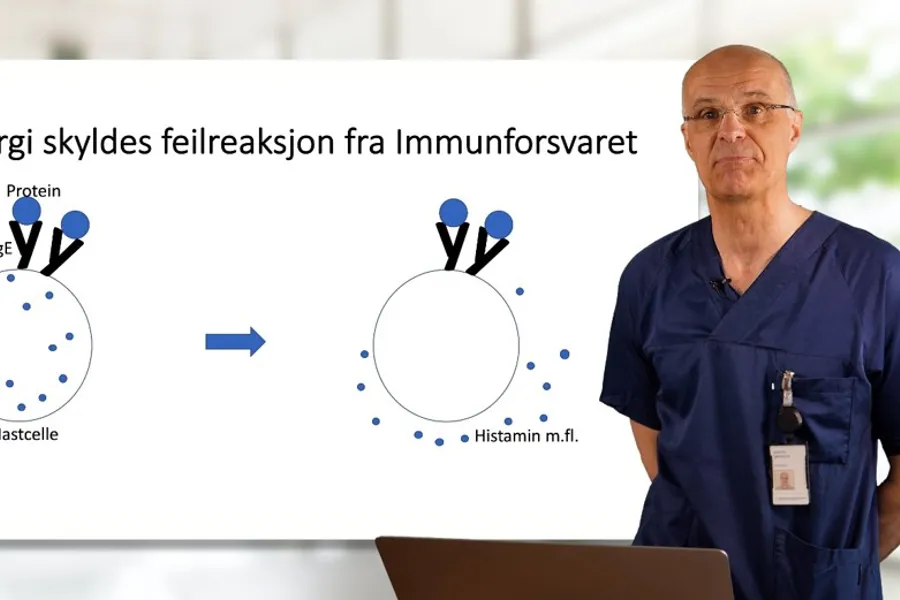 Overlege Martin Sørensen foran undervisningsbilde