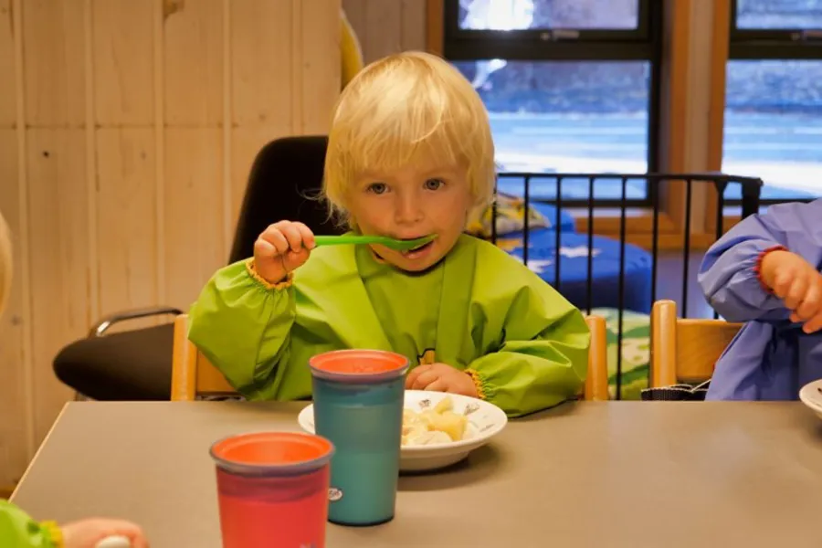 Barnehagebarn som spiser