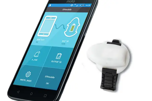 mobiltelefon og alarm til hånd