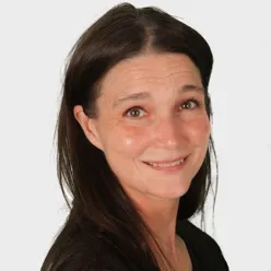 En kvinne med mørkt hår