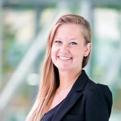 En person i svart dress