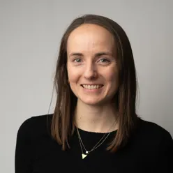 En person som smiler til kameraet