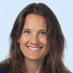 Et nærbilde av en kvinne som smiler