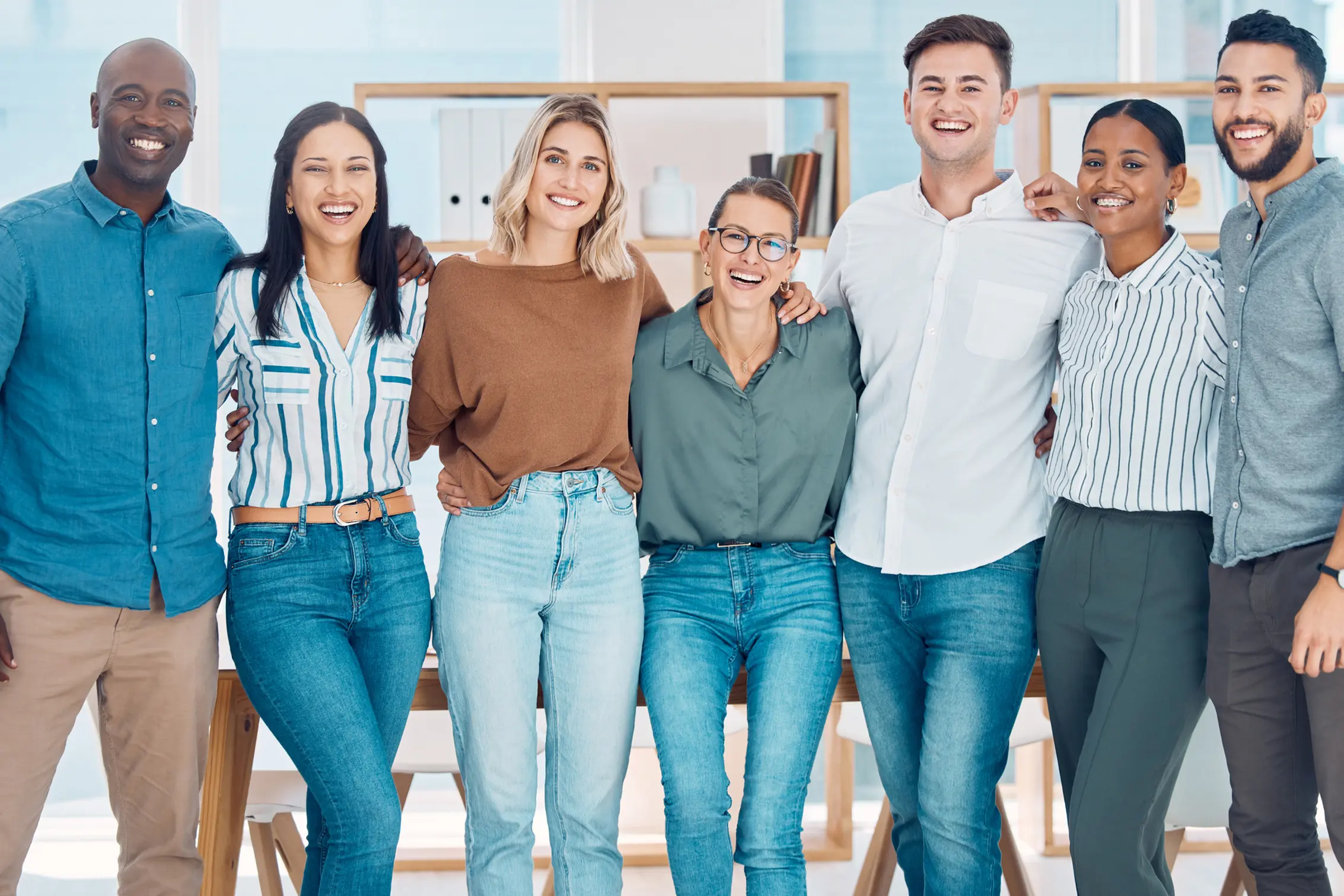 En gruppe mennesker som poserer for et bilde