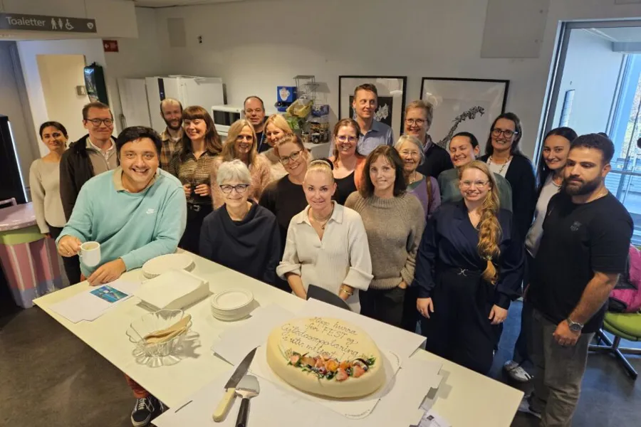 En gruppe mennesker som poserer for et bilde