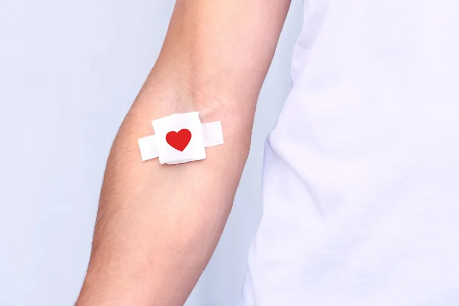 En persons arm med et hjerte på