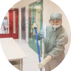 En person i en laboratoriefrakk som holder et blått rør