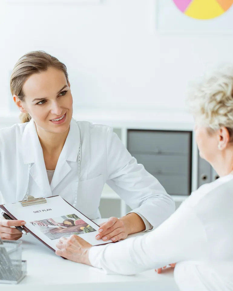 Klinisk ernæringsfysiolog i samtale med pasient