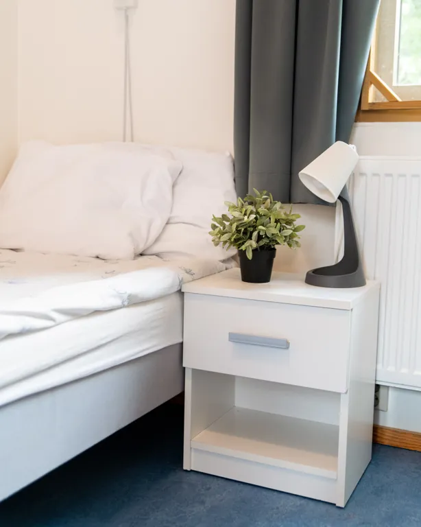 Pasientrom nærbilde med seng og nattbord