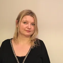 En person med blondt hår