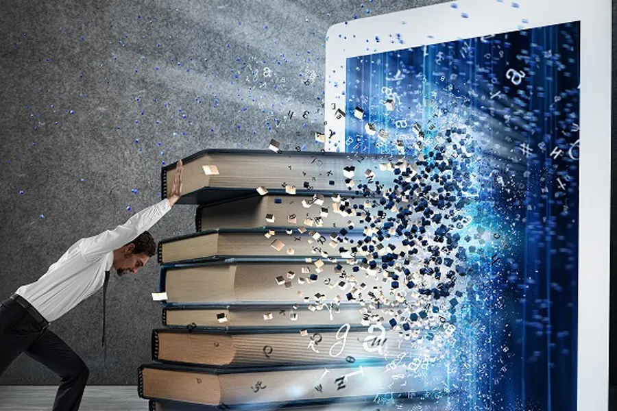 En person som står ved siden av en modell av et romskip