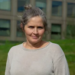 En mann med hestehale