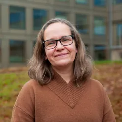 En person som bruker briller