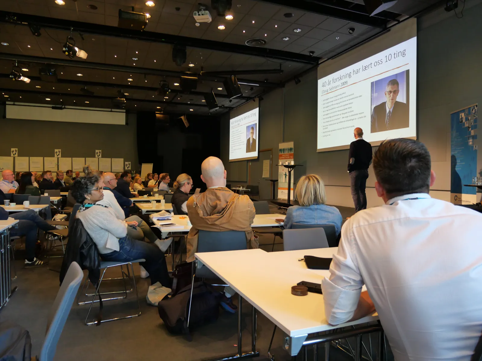 Foto av Jørgen Bramness som holder innlegg på TSB-lederkonferansen 2024