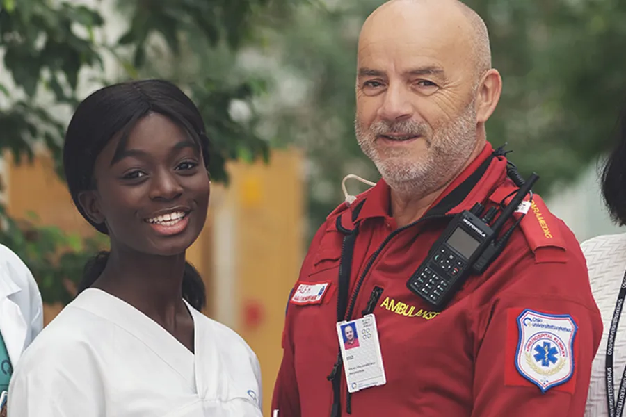 En mann og kvinne som smiler