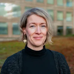 En mann som smiler til kameraet