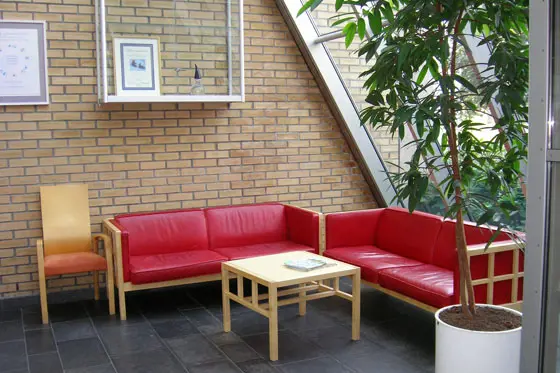 En rød sofa og et bord