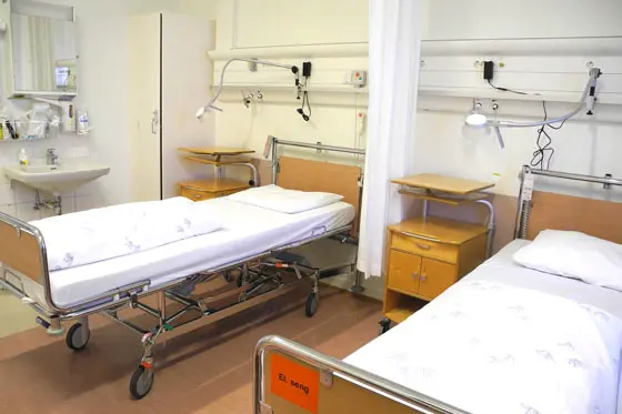 Et sykehusrom med senger