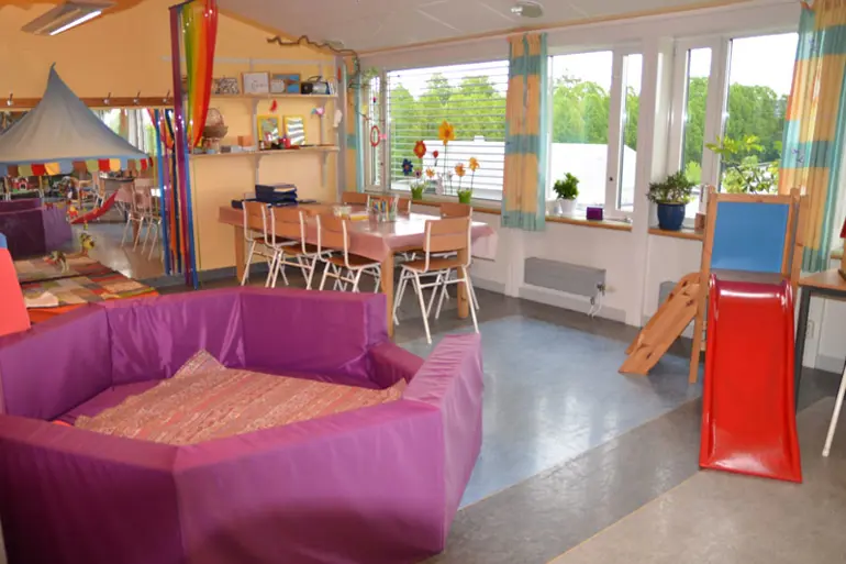 Et rom med sofa og bord