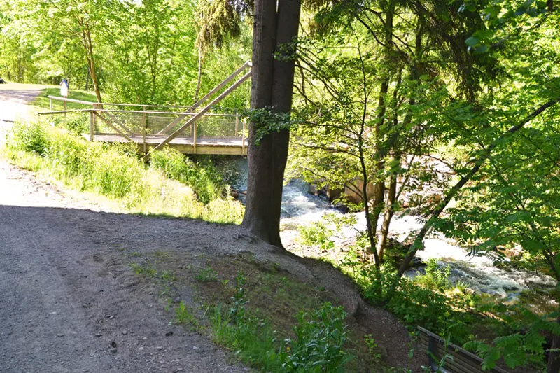 En bro over en elv