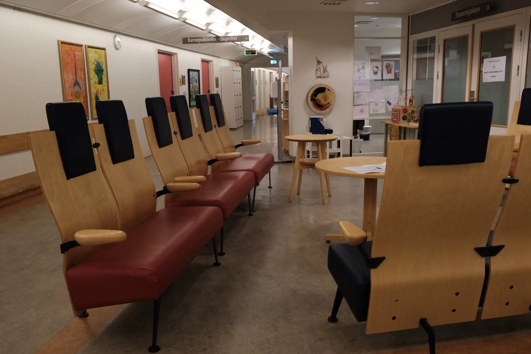 Venterommet til poliklinikken og dagenheten. Her er det massevis av stoler, bord og kunst på veggene.