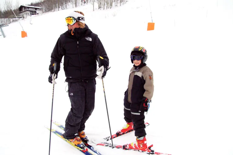 Voksen og barn på ski ved Geilomo
