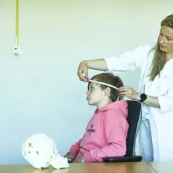 En lege som undersøker et barns hode