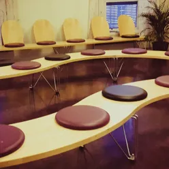 Et rom med bord og stoler