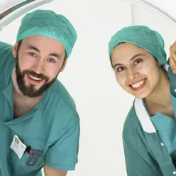 En mann og en kvinne i medisinske scrubs