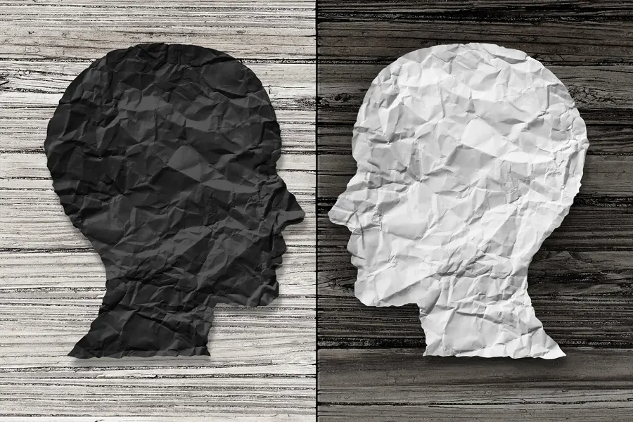 Illustrasjon av bipolar lidelse, ett hvitt og ett svart hode