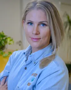 Siri Kjølaas, lyseblå skjorte, blondt hår