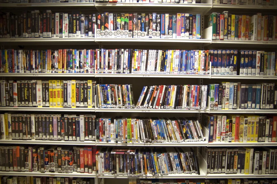 Bilde av en bibliotek full av VHS-kasetter og DVD-er.